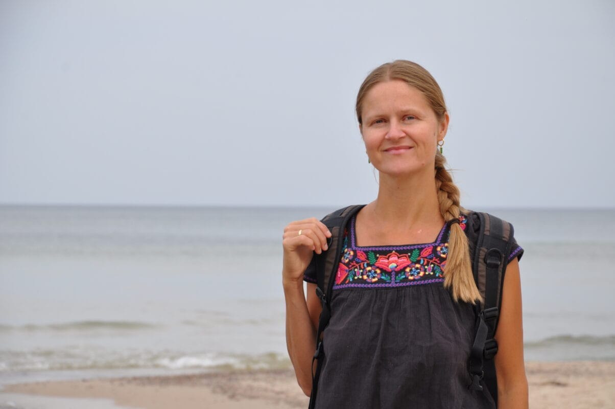 Zdjęcie Magdaleny Kania w oddali morze