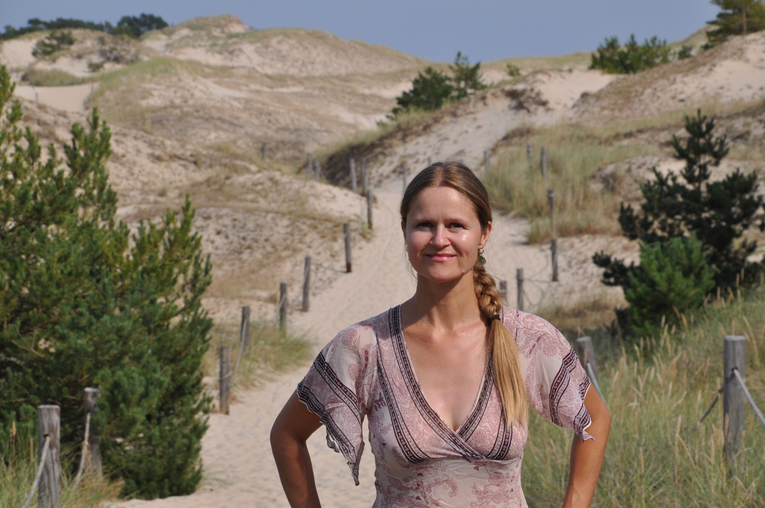 Magdalena stojąca na drodze na wydmy